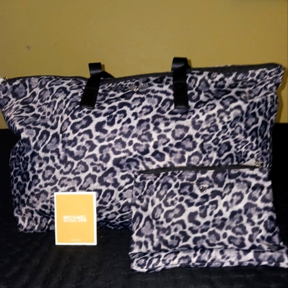 Michael Kors Handbags - NWT MICHAEL KOR'S Weekend bag in Large